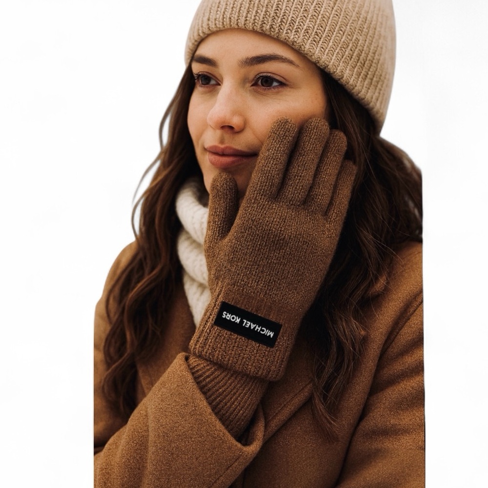 NWT Michael Kors Women's Signature Patch Knit Cuffed OS Gloves Color: Camel
